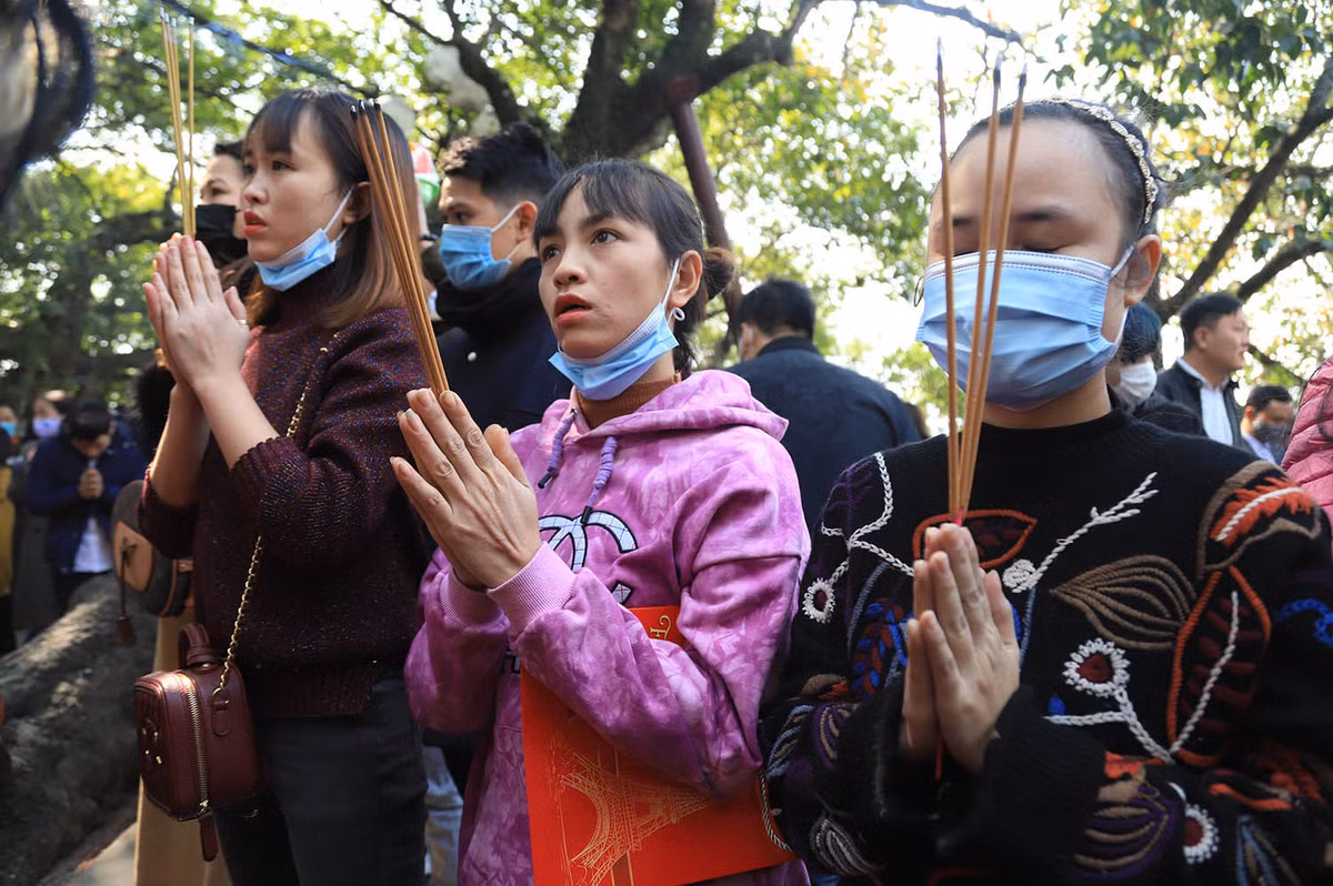 Thời tiết tại Hà Nội ngày mùng 1 cuối cùng của năm Âm lịch, nhiệt độ lên đến 19 độ C, ấm hơn những ngày trước.