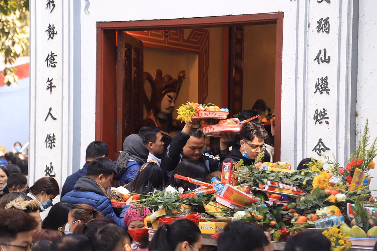 Theo ông Hồi, dự kiến ngày hôm nay phủ Tây Hồ sẽ đón khoảng 10 nghìn lượt khách tham quan, làm lễ.