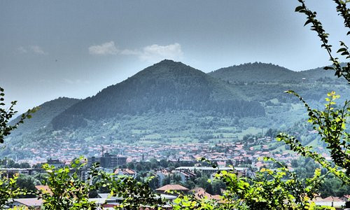 Không chỉ có hình dáng đặc biệt, Visocica, Pljesevica và những ngọn đồi tương tự được người dân địa phương tin rằng chúng sở hữu nguồn năng lượng kỳ bí.