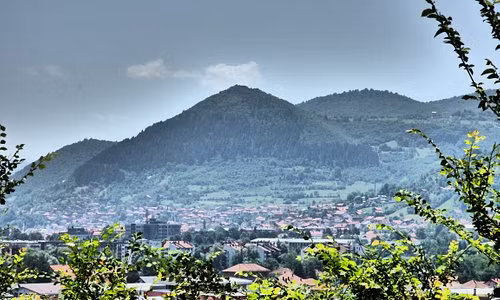 Không chỉ có hình dáng đặc biệt, Visocica, Pljesevica và những ngọn đồi tương tự được người dân địa phương tin rằng chúng sở hữu nguồn năng lượng kỳ bí.