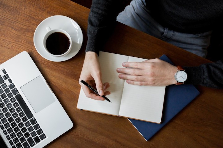 Trong số này có việc những người thuận tay trái có khả năng sáng tạo hơn. Bởi, họ có bán cầu não phải phát triển cao hơn. Bán cầu não phải gắn liền với sự sáng tạo vì nó kiểm soát các quy trình phi ngôn ngữ, khái niệm, toàn diện, trực quan và giàu trí tưởng tượng.