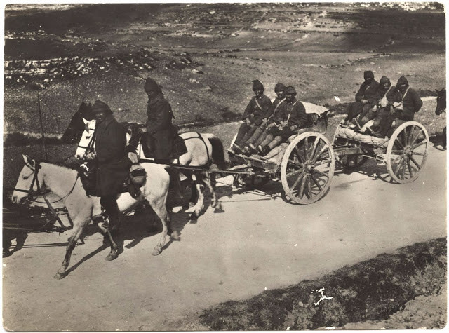 Bác sĩ phẫu thuật P.A. Smithe được Hội Chữ thập đỏ Mỹ cử đến làm việc tại một bệnh viện ở Vienna trong thời gian diễn ra Thế chiến 1. Trong ảnh là binh sĩ Thổ Nhĩ Kỳ sử dụng xe ngựa để di chuyển.