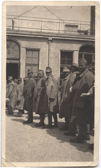 Ông Smithe lên đường đến châu Âu làm nhiệm vụ vào tháng 12/1915 và trở về nhà vào tháng 8/1916. Trên đường đi và trong quá trình làm việc, bác sĩ người Mỹ này đã chụp được một số bức ảnh giá trị về Chiến tranh thế giới 1. Trong ảnh là binh sĩ Pháp xếp hàng đứng bên ngoài bệnh viện Chữ thập đỏ Mỹ tại Vienna.