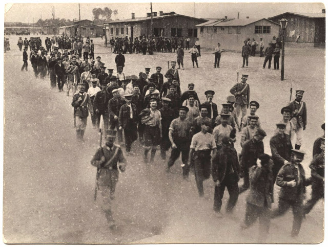 Lính Đức áp giải một nhóm lính Pháp tới một trại tù binh.