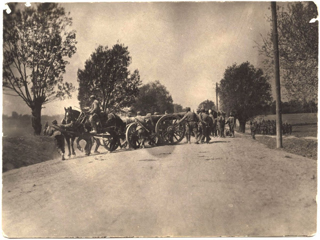 Binh sĩ Áo vận chuyện pháo đến vùng chiến sự.