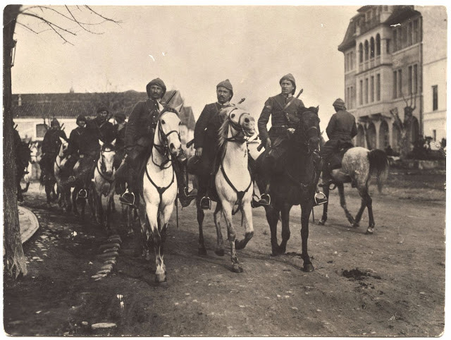 Lực lượng kỵ binh, bộ binh và pháo binh của Thổ Nhĩ Kỳ hành quân qua một địa điểm ở châu Âu.