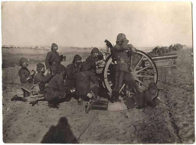 Binh lính Thổ Nhĩ Kỳ sử dụng đại bác trong một cuộc chiến.