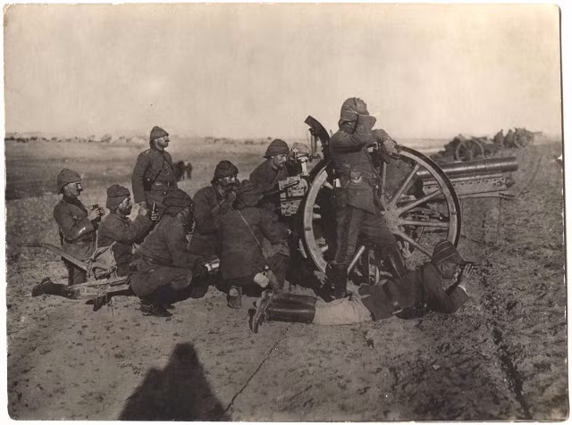 Binh lính Thổ Nhĩ Kỳ sử dụng đại bác trong một cuộc chiến.