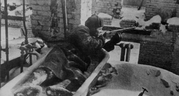 Một binh sĩ Liên Xô nằm mai phục chiến đấu trong một tòa nhà ở Stalingrad năm 1942.