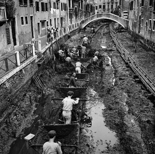 Một con kênh ở Venice được các công nhân nạo vét sạch bùn đất năm 1956.
