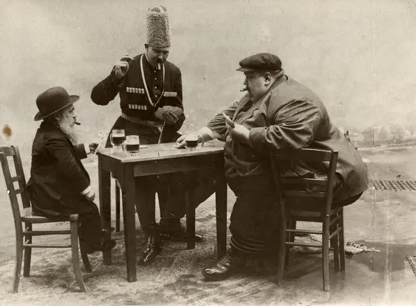 Bức ảnh chụp người đàn ông cao nhất, thấp nhất và béo nhất ở châu Âu chơi bài với nhau vào năm 1913.