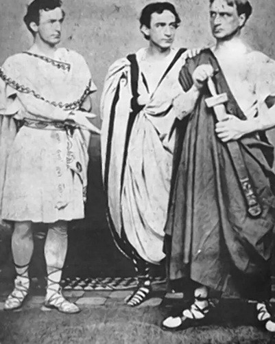 John Wilkes Booth (trái ảnh) đóng vai danh tướng Mark Antony trong vở kịch “Julius Caesar” của Shakespeare năm 1864. Nam diễn viên này chính là người đã ám sát Tổng thống Mỹ Abraham Lincoln nổi tiếng lịch sử vào ngày 14/4/1865.