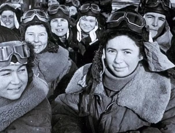 Chân dung những nữ phi công quả cảm của Liên Xô thực hiện các cuộc ném bom nhằm vào các mục tiêu của phát xít Đức vào các buổi tối trong năm 1941.