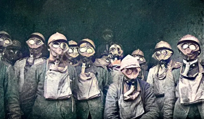 Binh sĩ Italy đeo mặt nạ phòng độc năm 1916. Đây là một trong những bức ảnh lịch sử ghi dấu những sự kiện quan trọng trên thế giới hơn 100 năm trước.