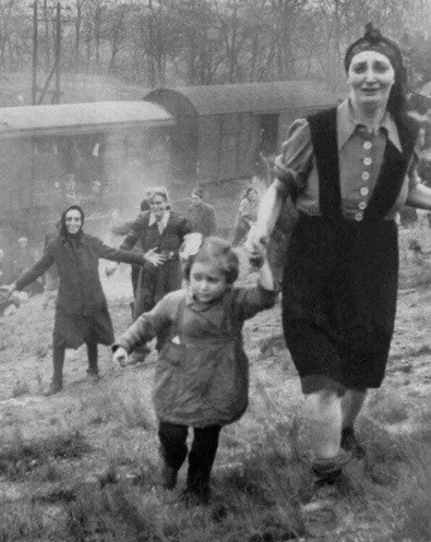 Những người Do Thái vội vã chạy khỏi đoàn tàu "tử thần" của phát xít Đức khi được quân Đồng minh giải cứu năm 1945. Đây là một trong số nhiều đoàn tàu chở người Do Thái đến các trại tập trung khét tiếng của Đức khiến hàng nhiều người bỏ mạng.