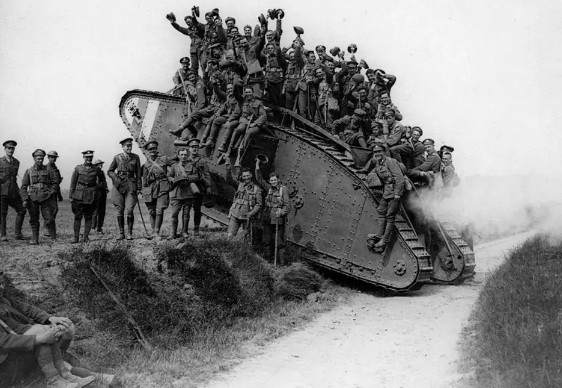 Một nhóm binh sĩ Canada chụp ảnh bên một chiếc xe tăng Mark IV sau khi trận Amiens kết thúc. Ảnh chụp tháng 8/1918.