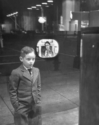 Biểu cảm ngạc nhiên, lạ lẫm của một cậu bé khi lần đầu tiên xem tivi năm 1948.