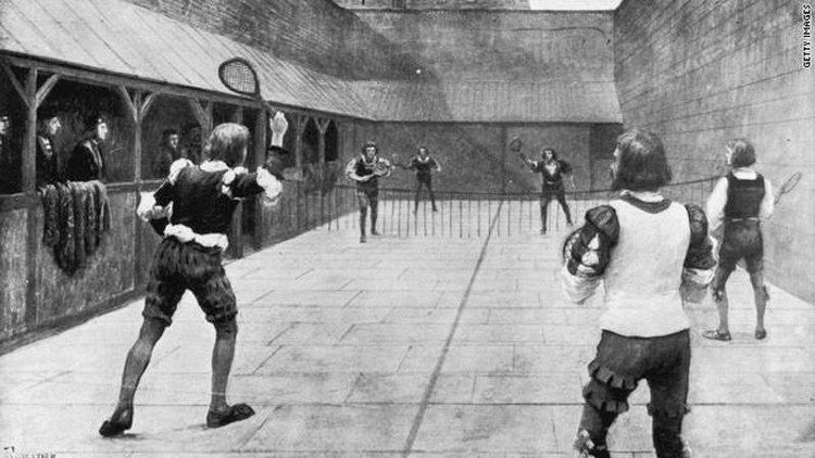 Môn thể thao này chỉ dành cho tầng lớp quý tộc ở châu Âu. Điều luật kỳ lạ này được áp dụng từ năm 1495. Theo lý giải của những người làm luật và giới chức trách khi ấy, việc chơi quần vợt sẽ khiến những người có địa vị thấp trong xã hội xao nhão công việc hoặc tham gia vào các trò cá cược dẫn đến các tệ nạn xã hội.