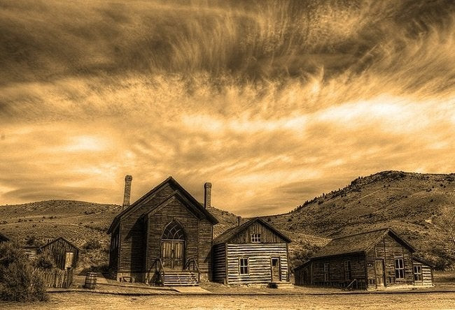 Cụ thể, vào một ngày trong tháng 2/1923, một nhóm du khách ghé tới ngôi làng Hoer Verde. Khi bước vào bên trong, họ không nhìn thấy bất cứ dân làng nào. Thậm chí, một vài người kể rằng không khí tĩnh lặng đến rợn người ở ngôi làng Hoer Verde khiến họ bị ám ảnh.