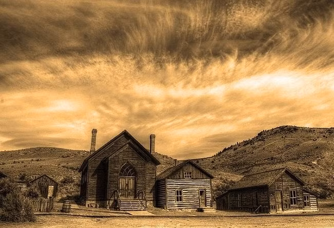 Cụ thể, vào một ngày trong tháng 2/1923, một nhóm du khách ghé tới ngôi làng Hoer Verde. Khi bước vào bên trong, họ không nhìn thấy bất cứ dân làng nào. Thậm chí, một vài người kể rằng không khí tĩnh lặng đến rợn người ở ngôi làng Hoer Verde khiến họ bị ám ảnh.