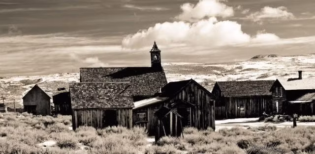 Điều kỳ lạ là toàn bộ của cải, lương thực của người dân trong làng còn nguyên vẹn. Nếu họ chuyển đến nơi khác sinh sống thì không thể bỏ lại những thứ này.