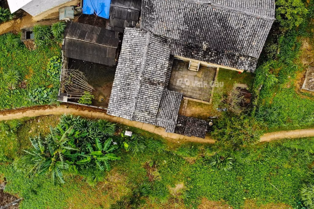 Tới cuối đèo, thị trấn Mèo Vạc sẽ hiện ra trước mắt bạn. Đường nơi đây thông thoáng, yên ả hơn nhiều so với Đồng Văn. Lần này, tôi chọn dừng chân tại một căn nhà cổ của người H'Mông để cảm nhận trọn vẹn sự bình yên của vùng đất núi đá này.