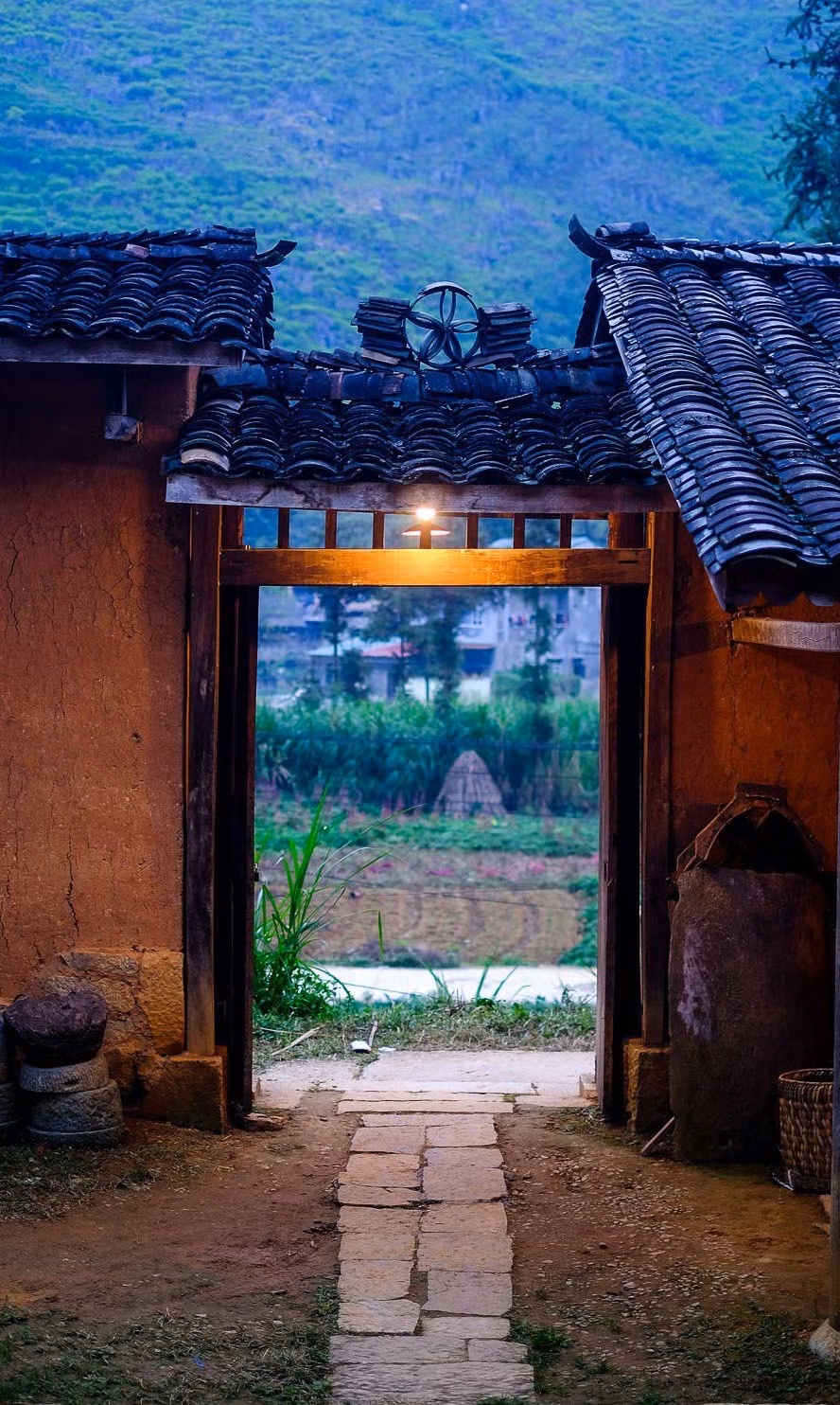 Sau một hồi tham quan không gian bên trong, tôi bước qua một vài bậc thang để vào gian nhà chính.