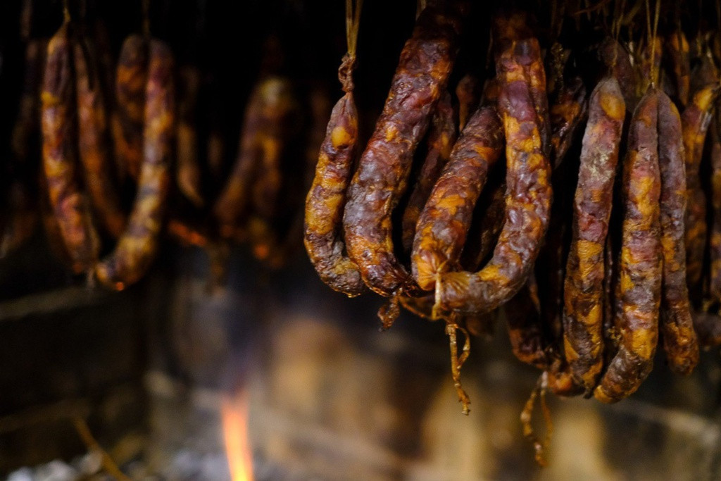 Những cây lạp xưởng được treo trên bếp để hun khói.