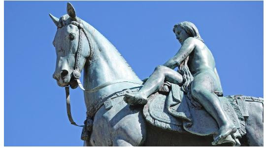 Thế nhưng, Bá tước Leofric không thể ngờ Godiva thực sự dám làm điều đó. Bà trút bỏ toàn bộ trang phục trên người rồi lấy mái tóc dài che kín những phần kín đáo rồi lên lưng ngựa đi khắp các con phố.