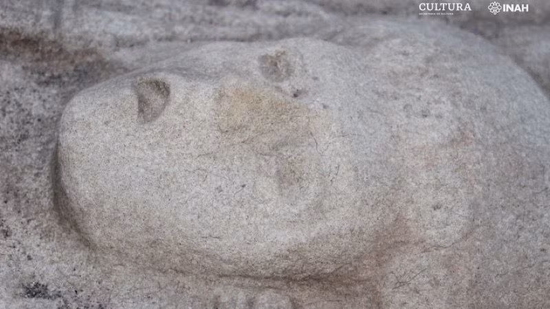 Dựa trên tư thế và trang phục, các chuyên gia suy đoán đây có thể là một nhà cai trị, nữ quý tộc hay nữ thần.