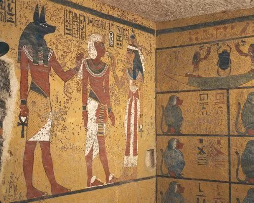 Giống như nhiều nền văn minh khác, pharaoh trị vì Ai Cập có rất nhiều vợ con. Tuy nhiên, người vợ có địa vị và vai trò quan trọng nhất là Nữ hoàng.