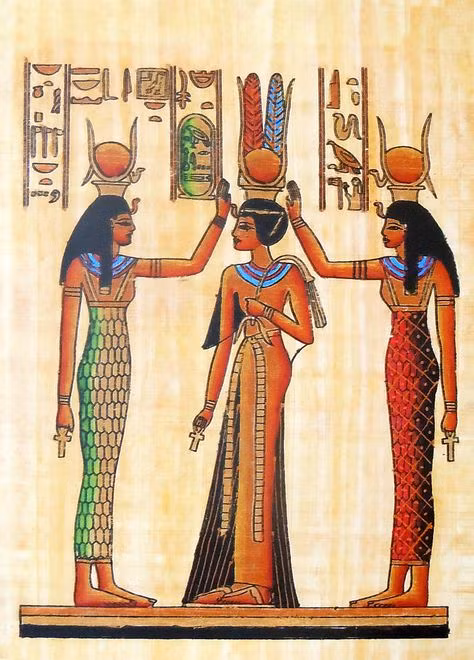 Ngoài chị em ruột cùng cha cùng mẹ hoặc cùng cha khác mẹ, một số nhà vua chọn Nữ hoàng là những người chị em họ. Vào thời cổ đại, người Ai Cập quan niệm những cuộc hôn nhân cận huyết là điều bình thường và được xã hội chấp nhận.