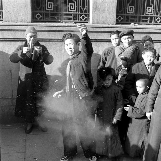 Một thanh niên Trung Quốc đốt pháo mừng năm mới những năm 1940.
