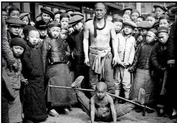 Những buổi biểu diễn xiếc trên đường phố luôn thu hút đông khán giả trong dịp Tết Nguyên đán.