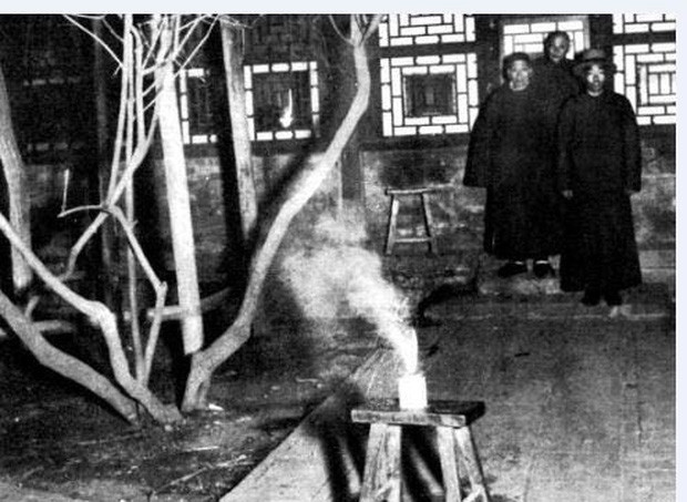 Trong những ngày Tết, đốt pháo là một hoạt động phổ biến. Hầu như mỗi gia đình đều mua pháo về đốt để cầu mong một năm mới gặp nhiều may mắn và xua đuổi những điều xui xẻo, tồi tệ trong năm cũ.