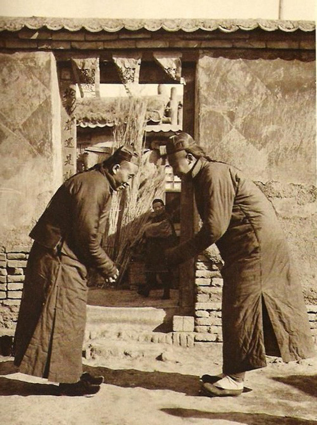 Vào dịp Tết âm lịch, người dân đến nhà người thân, họ hàng, bạn bè để chúc nhau những điều tốt đẹp nhất trong năm mới.