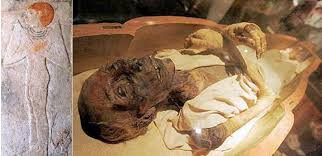 Đến năm 1974, các nhà Ai Cập học làm việc tại Bảo tàng Ai Cập phát hiện xác ướp Ramesses II đang phân hủy ở tốc độ đáng báo động. Vì vậy, họ quyết định chuyển xác ướp tới Pháp để kiểm tra và tiến hành các phương pháp bảo quản nhằm ngăn thi hài bị hủy hoại.