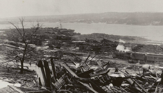 Các chuyên gia nhận định vụ nổ xảy ra ở cảng Halifax có sức công phá tương đương gần 3.000 tấn thuốc nổ TNT. Nhiệt độ ước tính tại trung tâm vụ nổ lên tới 5.000 độ C. Vụ nổ Halifax cũng tạo ra sóng thần cao 3m gây hậu quả nặng nề.