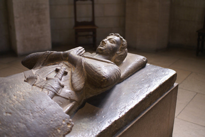 Cụ thể, các chuyên gia phát hiện người dân ở châu Âu từ thế kỷ 6 - 8 thực hiện mai táng người chết cùng với rất nhiều đồ tùy táng giá trị như vàng bạc, châu báu, đồ trang sức...