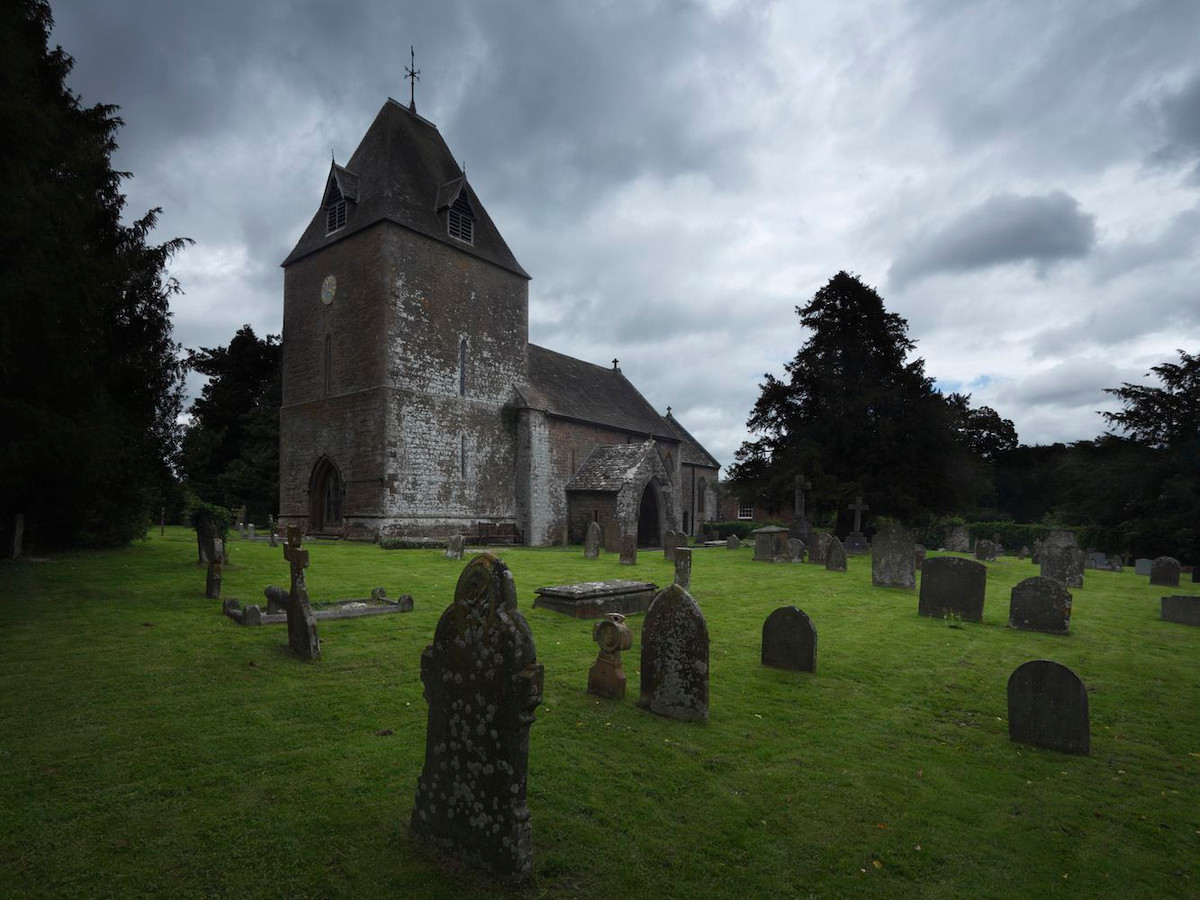 Người quá cố được đặt trong cỗ quan tài mà không có các đồ tùy táng giá trị như trước. Ngôi mộ thời Trung cổ cũng được xây dựng đơn giản với ít chi tiết trang trí hơn.