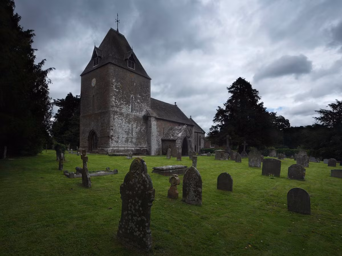 Người quá cố được đặt trong cỗ quan tài mà không có các đồ tùy táng giá trị như trước. Ngôi mộ thời Trung cổ cũng được xây dựng đơn giản với ít chi tiết trang trí hơn.