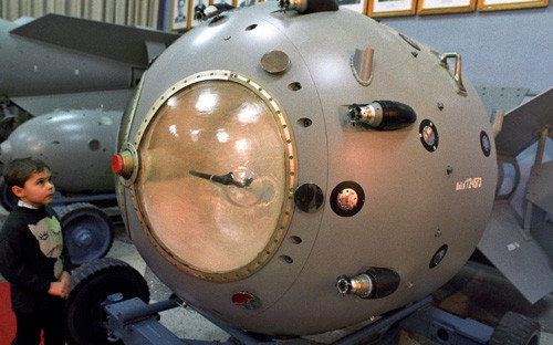 Vụ thử nghiệm bom hạt nhân đầu tiên của Liên Xô được tiến hành tại địa điểm thử nghiệm Semipalatinsk vào ngày 29/8/1949. Quả bom nguyên tử đầu tiên của Liên Xô có tên là RDS-1.