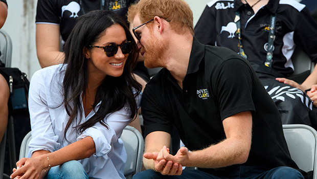 Bất chấp quy định không khuyến khích thể hiện tình cảm nơi công cộng, thậm chí hành vi này còn bị Hoàng gia Anh ghét bỏ, vợ chồng công tước Harry khi vẫn là thành viên Hoàng gia Anh thường xuyên phá vỡ quy tắc này.