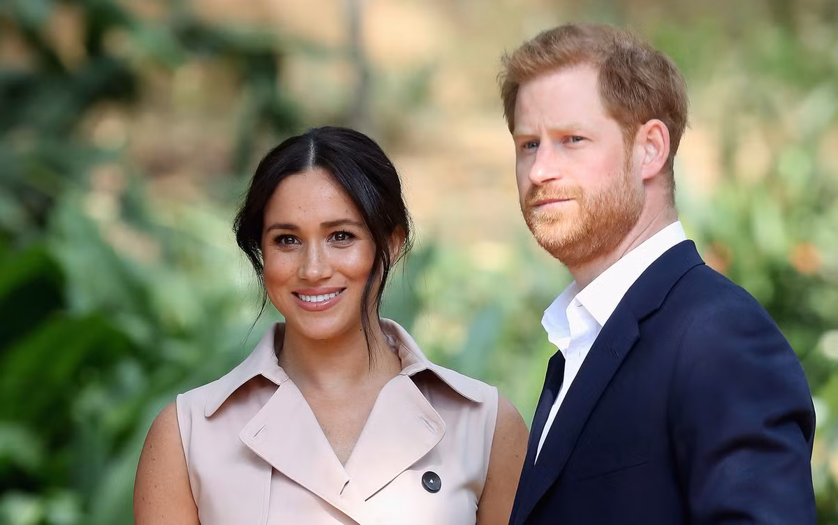 Vợ chồng hoàng tử Harry - Meghan Markle gây xôn xao dư luận khi chính thức rời Hoàng gia Anh kể từ ngày 31/3/2020. Theo đó, con của thái tử Charles kể từ đó giữ tước hiệu công tước xứ Sussex. Với quyết định này, vợ chồng công tước Harry chính thức từ bỏ quyền lợi và trách nhiệm đối với hoàng gia Anh.
