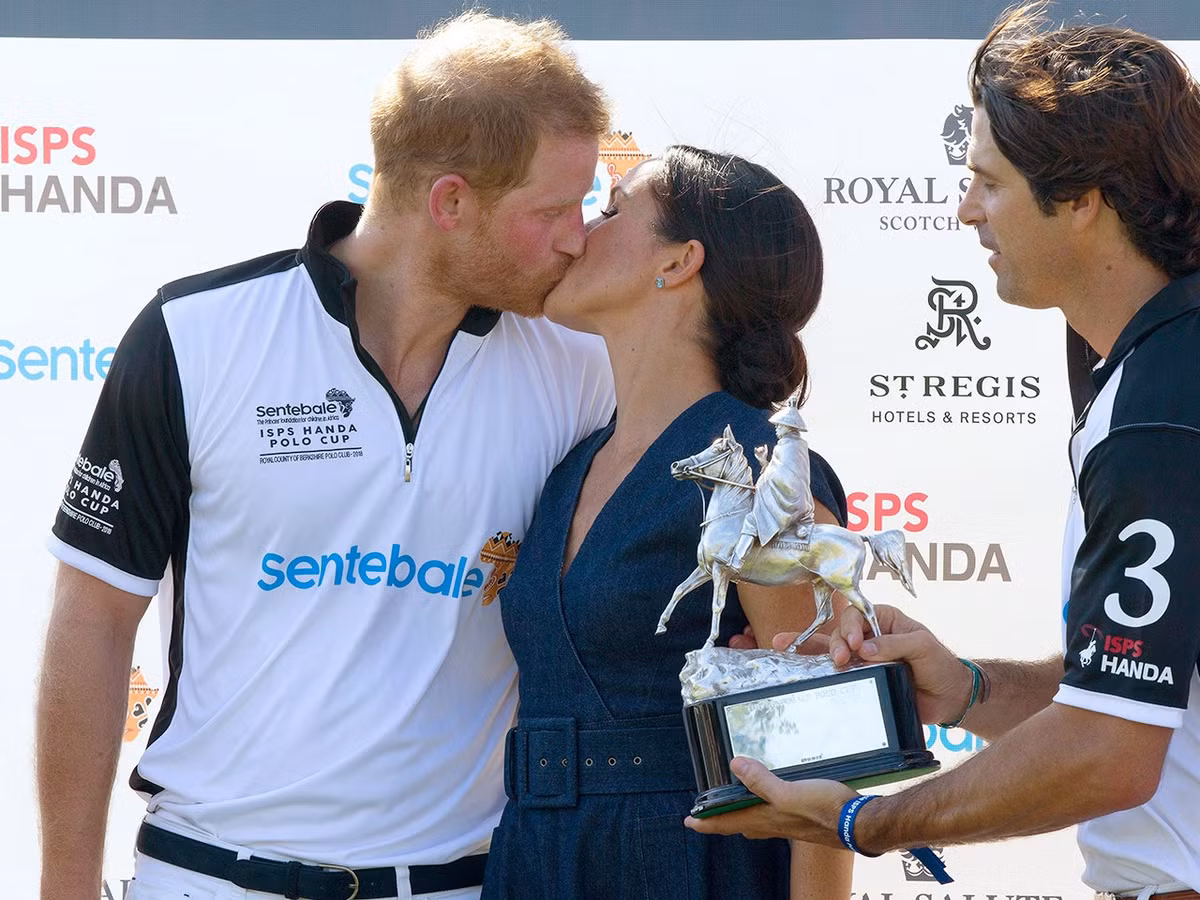 Vợ chồng hoàng tử Harry khi ấy không ngần ngại thể hiện tình yêu với nhau thông qua những cái ôm và nụ hôn đầy tình cảm.