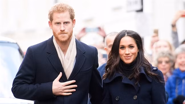 Sau khi đưa ra quyết định trên, công tước Harry và phu nhân Meghan chuyển đến sống tại Mỹ để có thể tự chủ về tài chính và làm mọi điều mà họ thích.