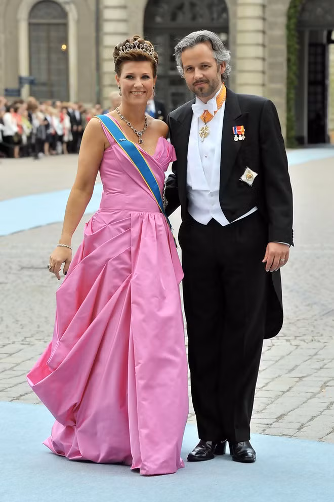 Theo đó, công chúa Martha Louise là một tác giả sách thiếu nhi, diễn giả. Vào năm 2002, nàng công chúa nổi tiếng Na Uy kết hôn với nhà văn Đan Mạch Ari Behn ở thành phố Trondheim.