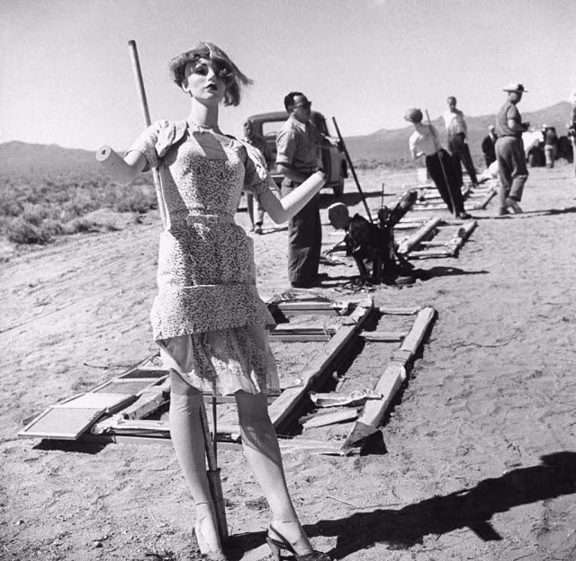 Các nhân viên quân sự Mỹ kiểm tra hiện trường vụ thử nghiệm vũ khí hạt nhân ở sa mạc Nevada.