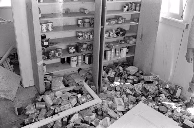 Những món đồ hộp trên kệ bị rơi xuống khắp sàn nhà do tác động của vụ nổ bom hạt nhân làm rung chuyển khu vực lân cận.