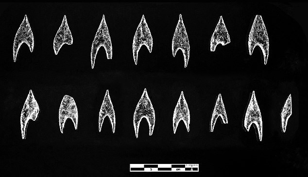Người này mua pha lê với giá cao từ mỏ khai thác và mang về thuê những người thợ có tay nghề giỏi nhất để chế tác chúng thành dao găm, đầu mũi tên, lưỡi kiếm.